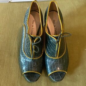 Pour la Victoire heels size 7